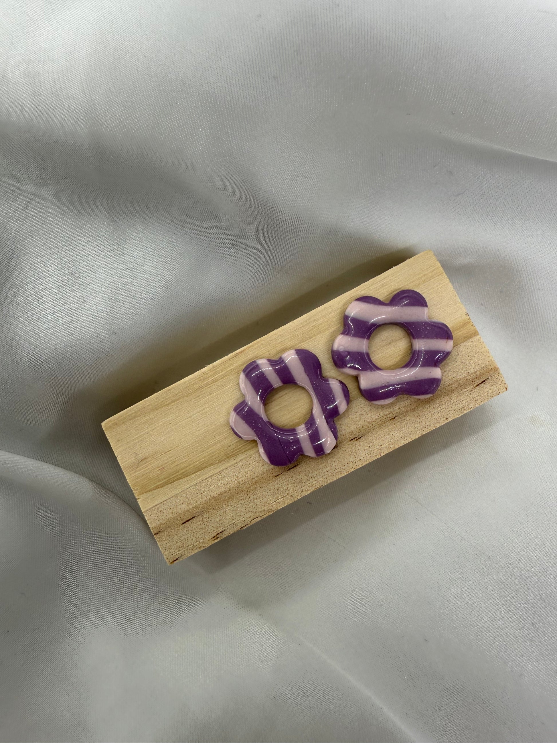 boucles d'oreilles personnalisables en formes de fleurs de 2,5cm environ avec six branches en pâte polymère, rayures violet clair et violet foncé.
possibilité de nous demander d'autres couleurs.