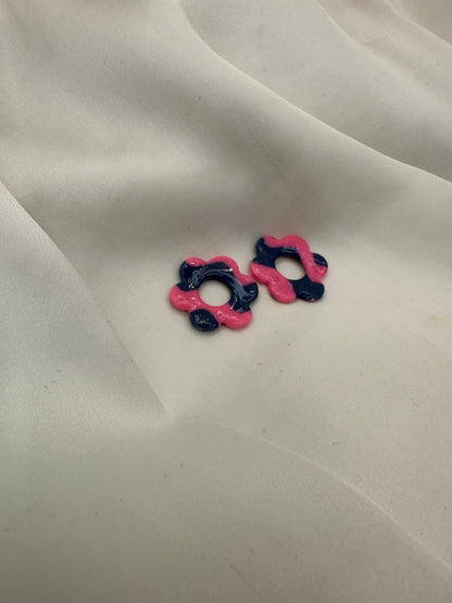 boucles d'oreilles personnalisables en formes de fleurs de 2,5cm environ avec six branches en pâte polymère, couleur rose et bleu nuit à rayure.
possibilité de nous demander d'autres couleurs.
