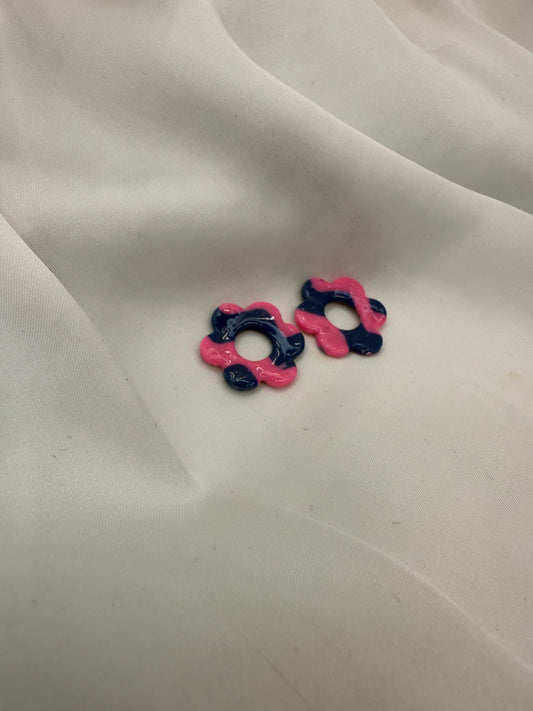 boucles d'oreilles personnalisables en formes de fleurs de 2,5cm environ avec six branches en pâte polymère, couleur rose et bleu nuit à rayure.
possibilité de nous demander d'autres couleurs.
