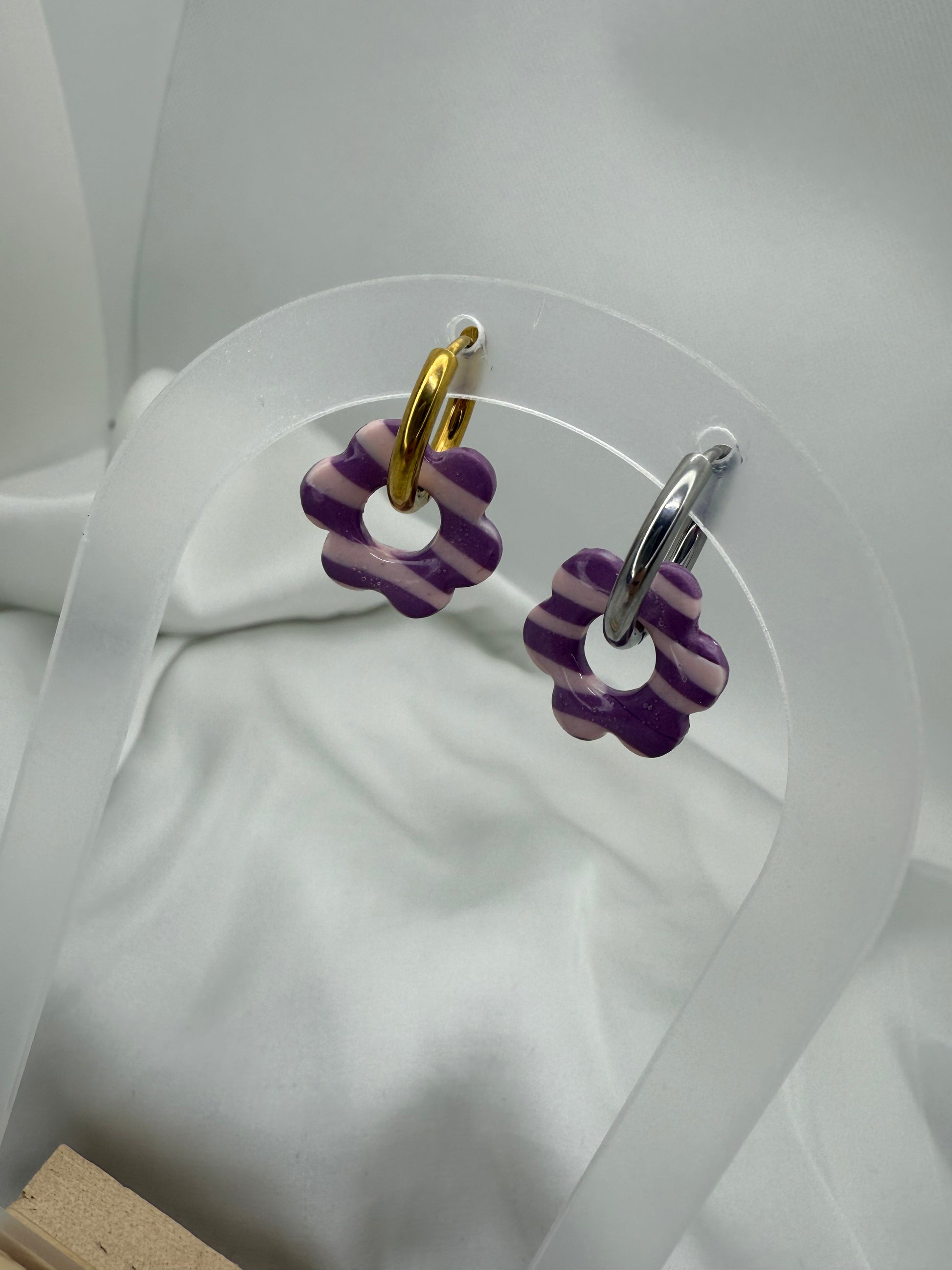 boucles d'oreilles personnalisables en formes de fleurs de 2,5cm environ avec six branches en pâte polymère, avec des rayures violet foncé et violet clair. 
possibilité de nous demander d'autres couleurs.
