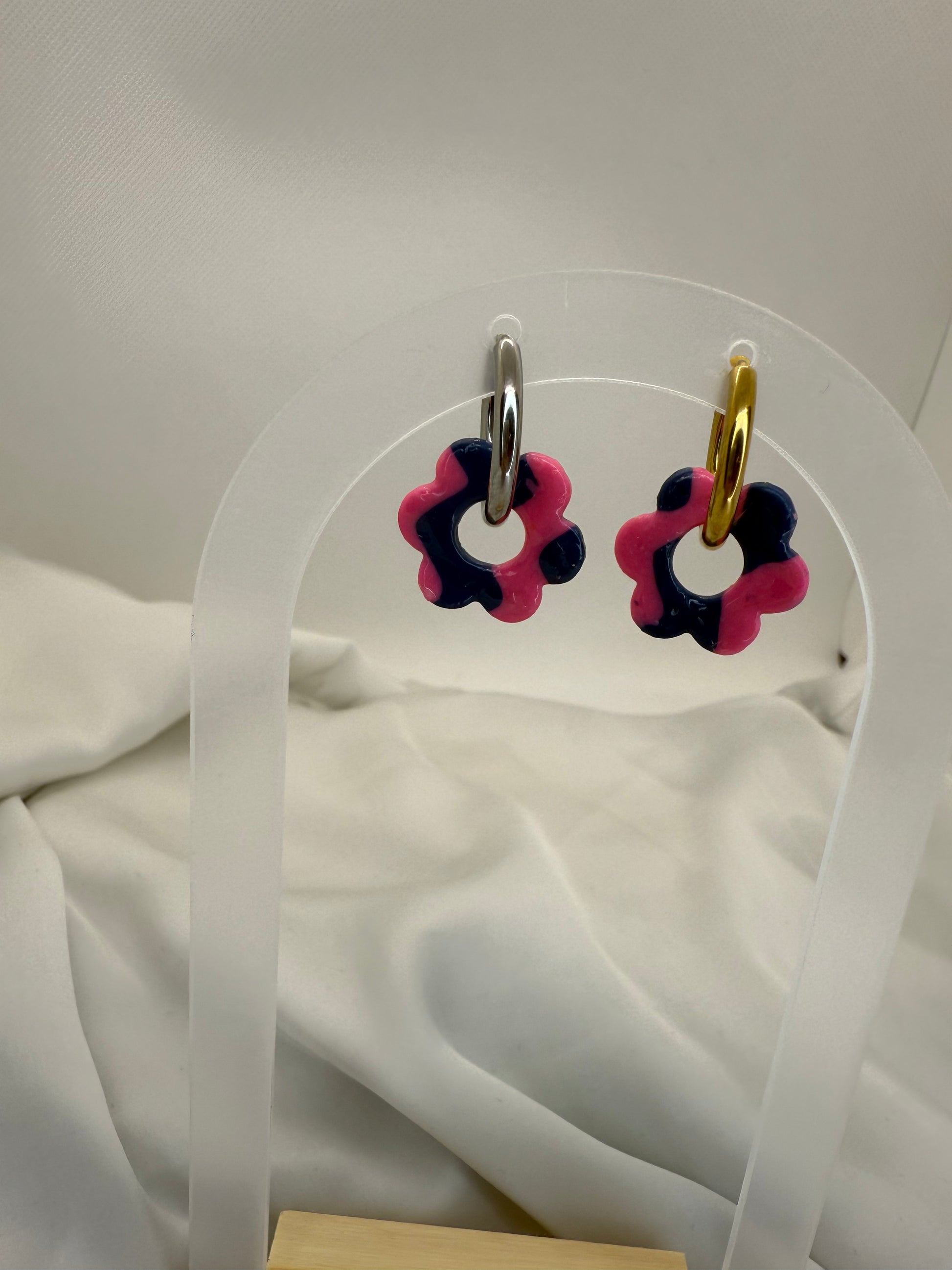 boucles d'oreilles personnalisables en formes de fleurs de 2,5cm environ avec six branches en pâte polymère, rayure rose et bleu marine. 
possibilité de nous demander d'autres couleurs.
