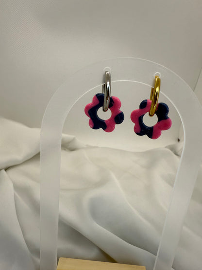 boucles d'oreilles personnalisables en formes de fleurs de 2,5cm environ avec six branches en pâte polymère, rayure rose et bleu marine. 
possibilité de nous demander d'autres couleurs.
