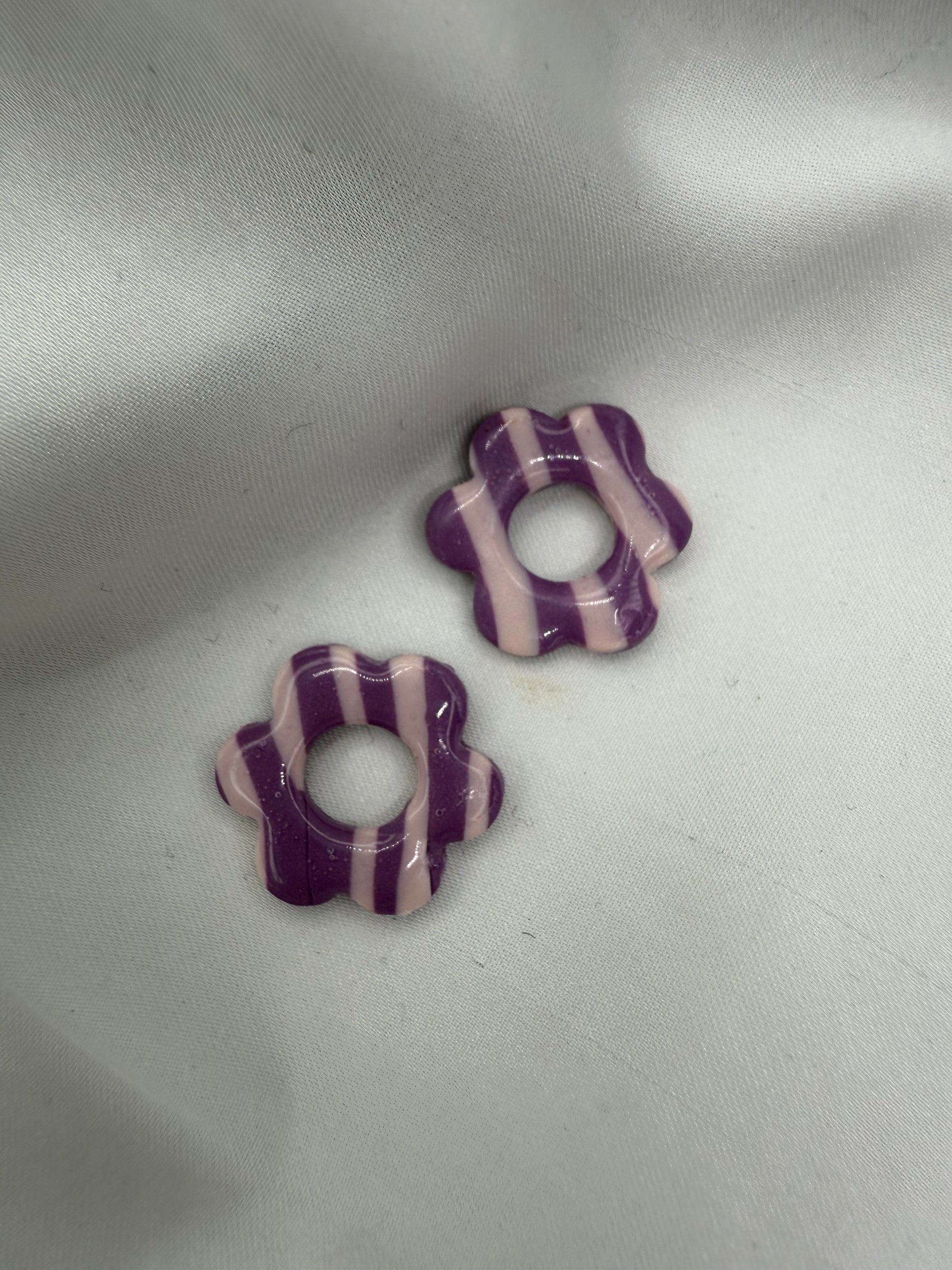 boucles d'oreilles personnalisables en formes de fleurs de 2,5cm environ avec six branches en pâte polymère, rayures violet clair et violet foncé.
possibilité de nous demander d'autres couleurs.