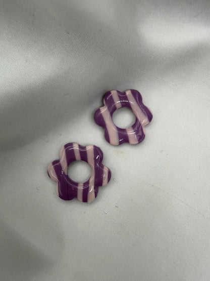 boucles d'oreilles personnalisables en formes de fleurs de 2,5cm environ avec six branches en pâte polymère, rayures violet clair et violet foncé.
possibilité de nous demander d'autres couleurs.