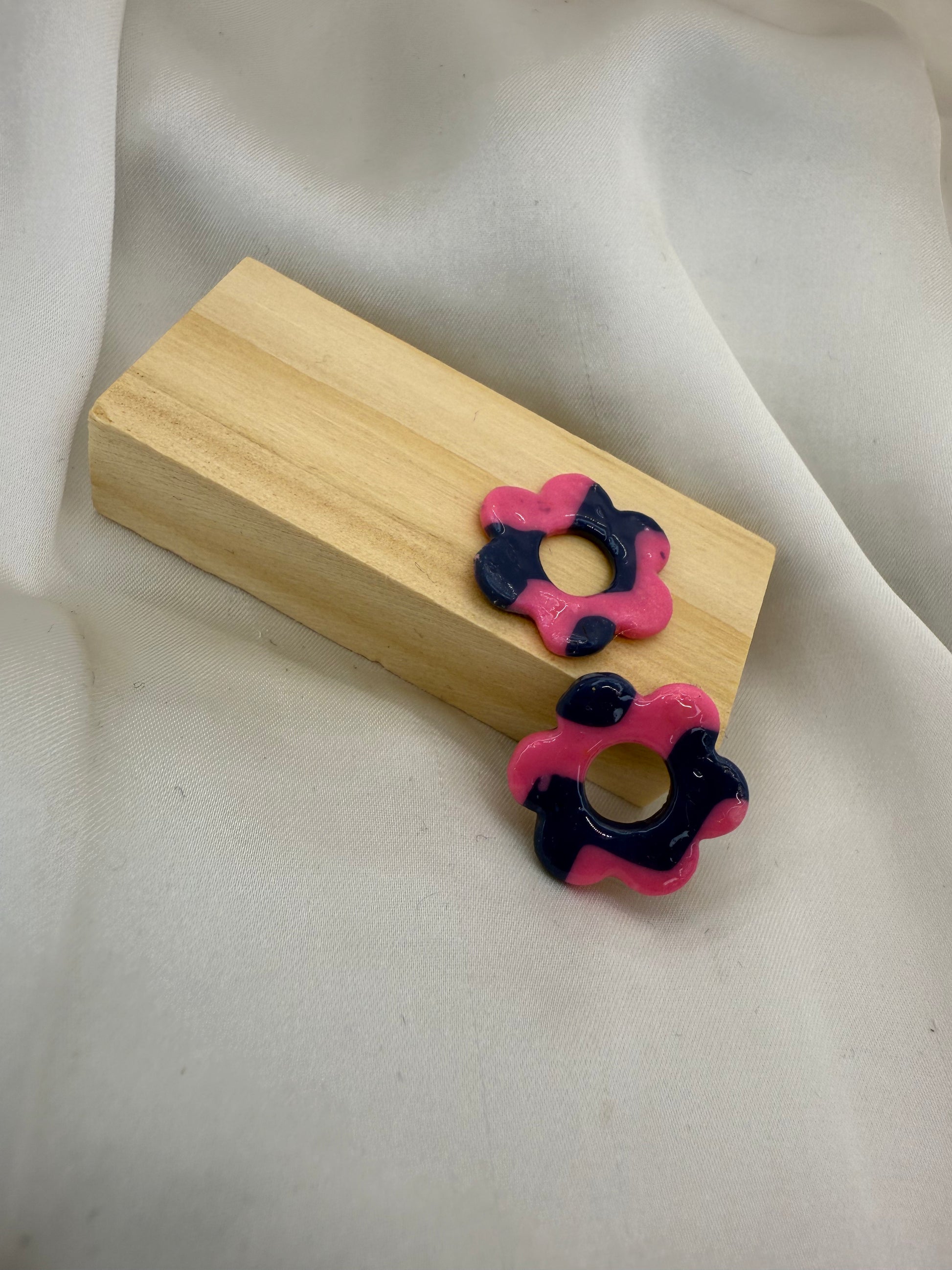 boucles d'oreilles personnalisables en formes de fleurs de 2,5cm environ avec six branches en pâte polymère, couleur rose et bleu nuit à rayure.
possibilité de nous demander d'autres couleurs.